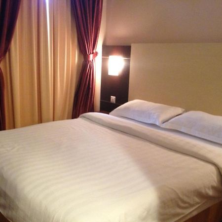 1 City Hotel Кота-Кинабалу Экстерьер фото
